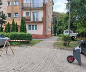 Tafla szkła rozbita w piaskownicy