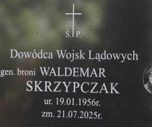 Grób gen. Skrzypczaka w pierwszą rocznicę śmierci