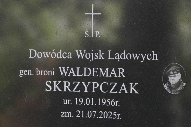 Grób gen. Skrzypczaka w pierwszą rocznicę śmierci