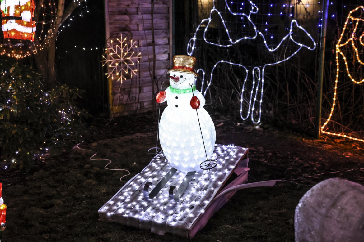 Promyk nadziei wśród szarych bloków. Ta iluminacja na osiedlu zachwyca!