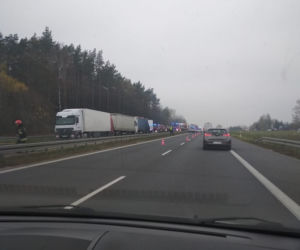Łyski. Potężny karambol na S8. Osobówka została zmiażdżona