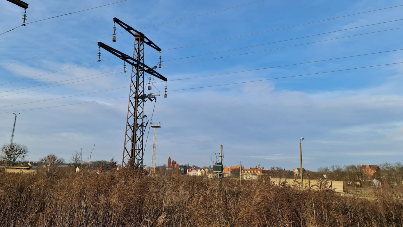 Kętrzyn. 18-latek przeciął siekierą kable energetyczne i zginął