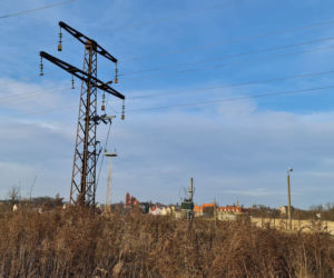 Kętrzyn. 18-latek przeciął siekierą kable energetyczne i zginął