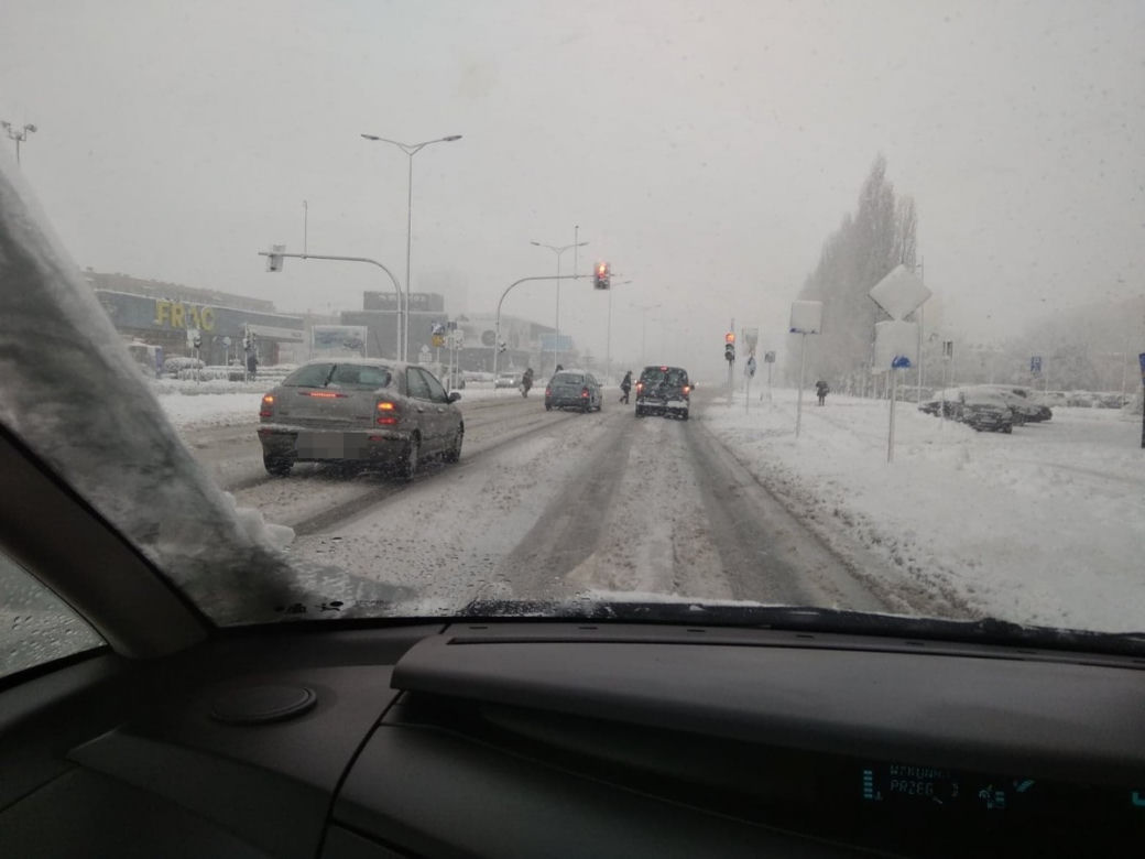 FATALNE warunki na drogach Rzeszowa. Śnieżny ARMAGEDON! [ZDJĘCIA]