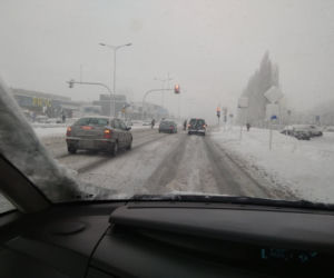 FATALNE warunki na drogach Rzeszowa. Śnieżny ARMAGEDON! [ZDJĘCIA]