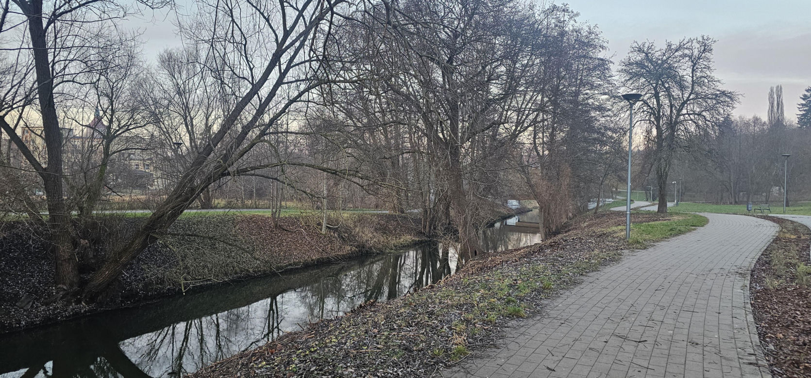 To najdłuższa rzeka województwa. Nazywana jest królową Warmii i Mazur