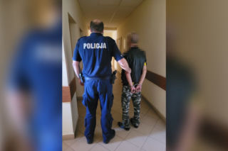 Legionowo: pijany mężczyzna ukradł łóżko polowe. Uciekał z nim na rowerze