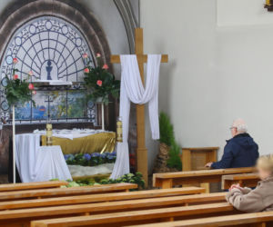 Wiosenny Lech Wałęsa na wielkanocnej mszy