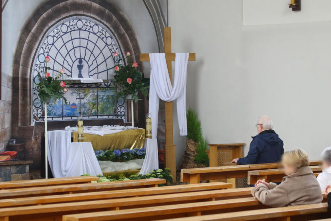 Wiosenny Lech Wałęsa na wielkanocnej mszy