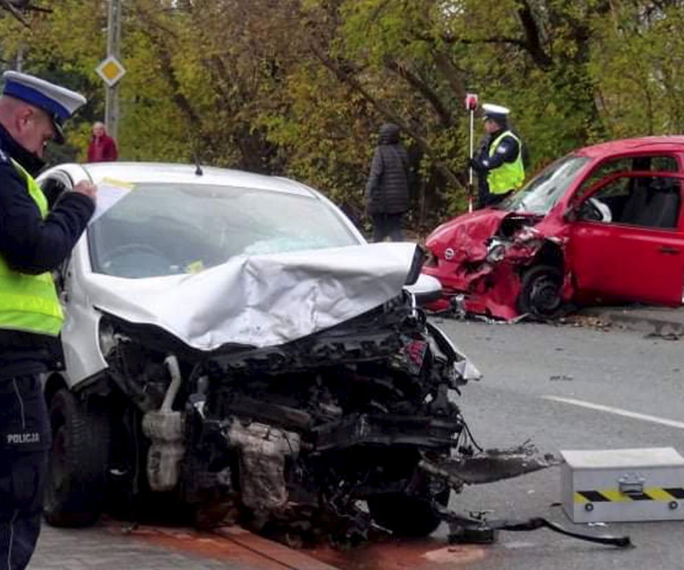 Wypadek w Rembertowie, auta roztrzaskały się czołowo. Ratownicy reanimowali kierowcę