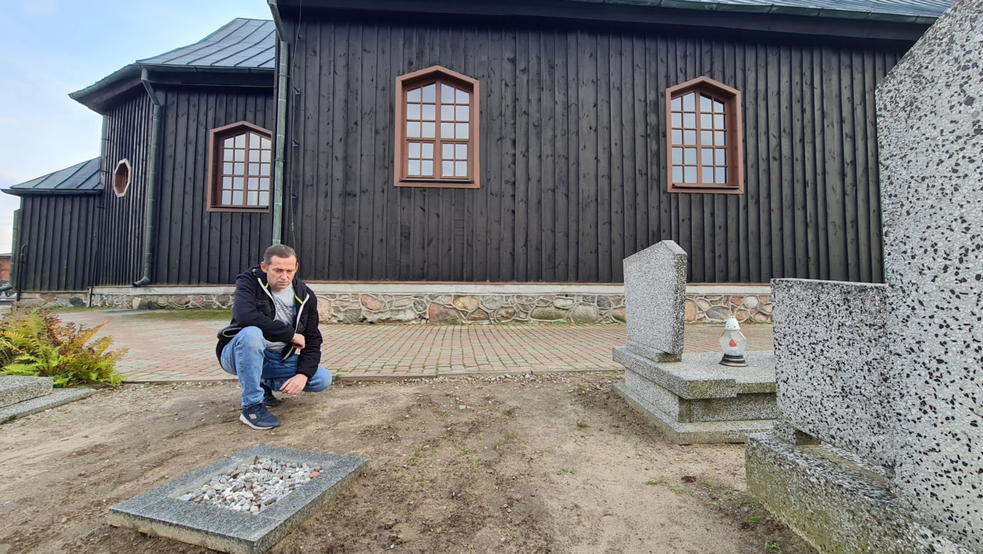 Po wujku i dziadku została jedynie ziemia przysypana kamyczkami