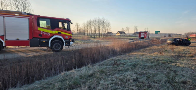Kierowca porzucił auto na torach i uciekł. Zaraz potem w samochód uderzył pociąg