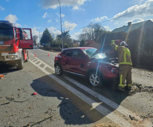 Drzewo spadło wprost na auto! Konary przebiły szybę 