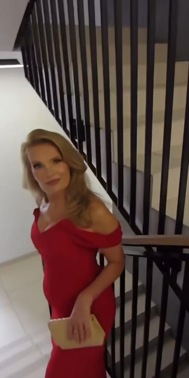 Dorota Chotecka wdzięczy się w czerwonej sukience i wyrusza po pierwszą emeryturę. "Jak maturzystka"!