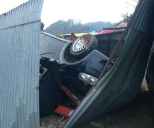 Fiat zdemolował blaszane garaże. Groźne dachowanie w Zabrzeży