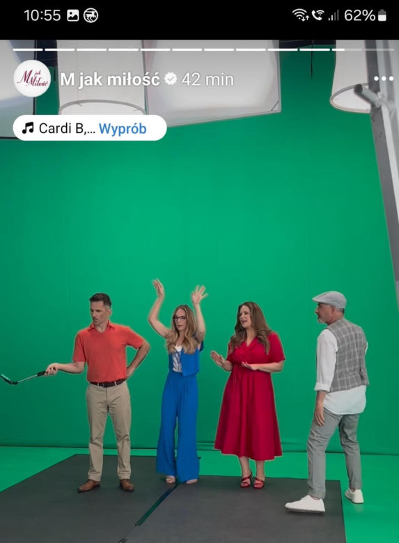 	M jak miłość nowa czołówka 2024. Anita (Melania Grzesiewicz), Kamil (Marcin Bosak), Sylwia (Hanna Turnau), Adam Werner (Jacek Kopczyński)