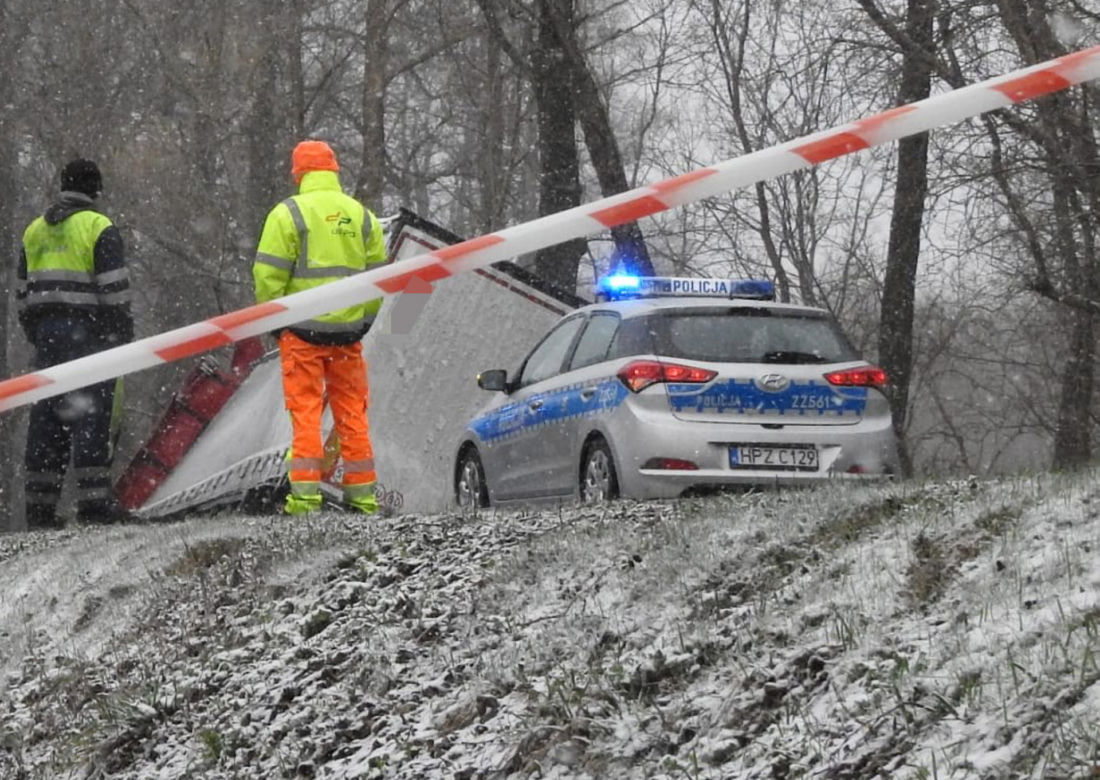 Koszmarny wypadek od Mińskiem Mazowieckim. Osobówka zmiażdżona przez tira, kierowca nie żyje