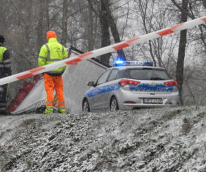 Koszmarny wypadek od Mińskiem Mazowieckim. Osobówka zmiażdżona przez tira, kierowca nie żyje