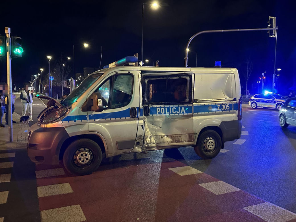 Zderzenie motocykla z radiowozem policji