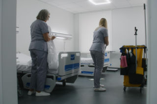 Tyle zarabia salowa w polskim szpitalu