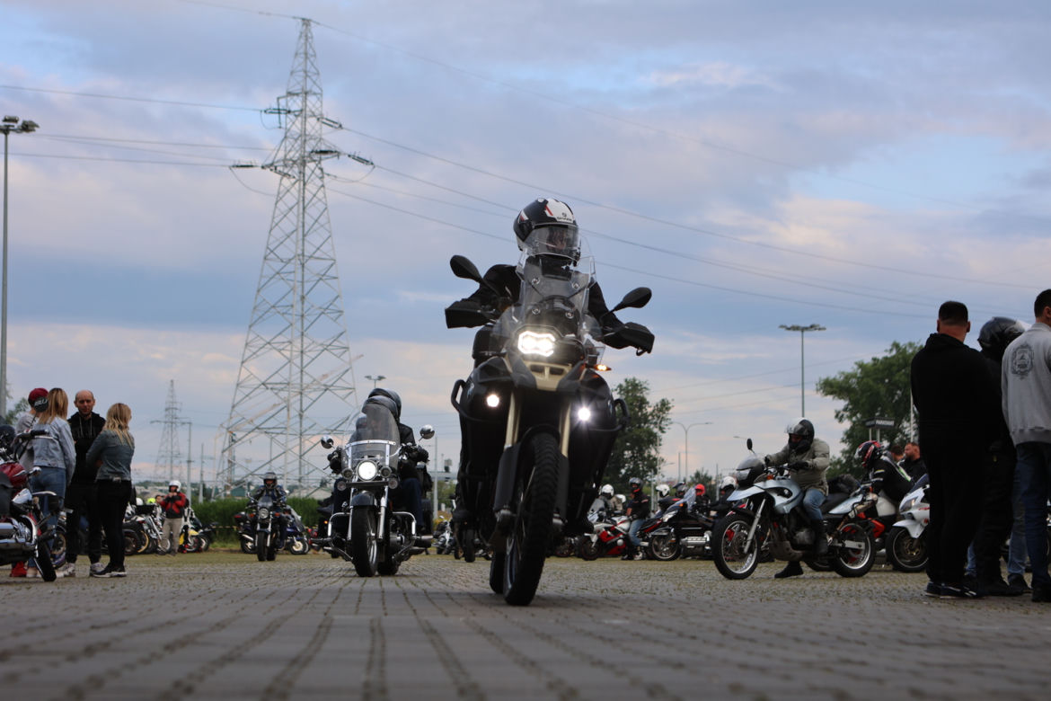 Przed Areną Lublin symbolicznie pożegnano dwójkę tragicznie zmarłych motocyklistów