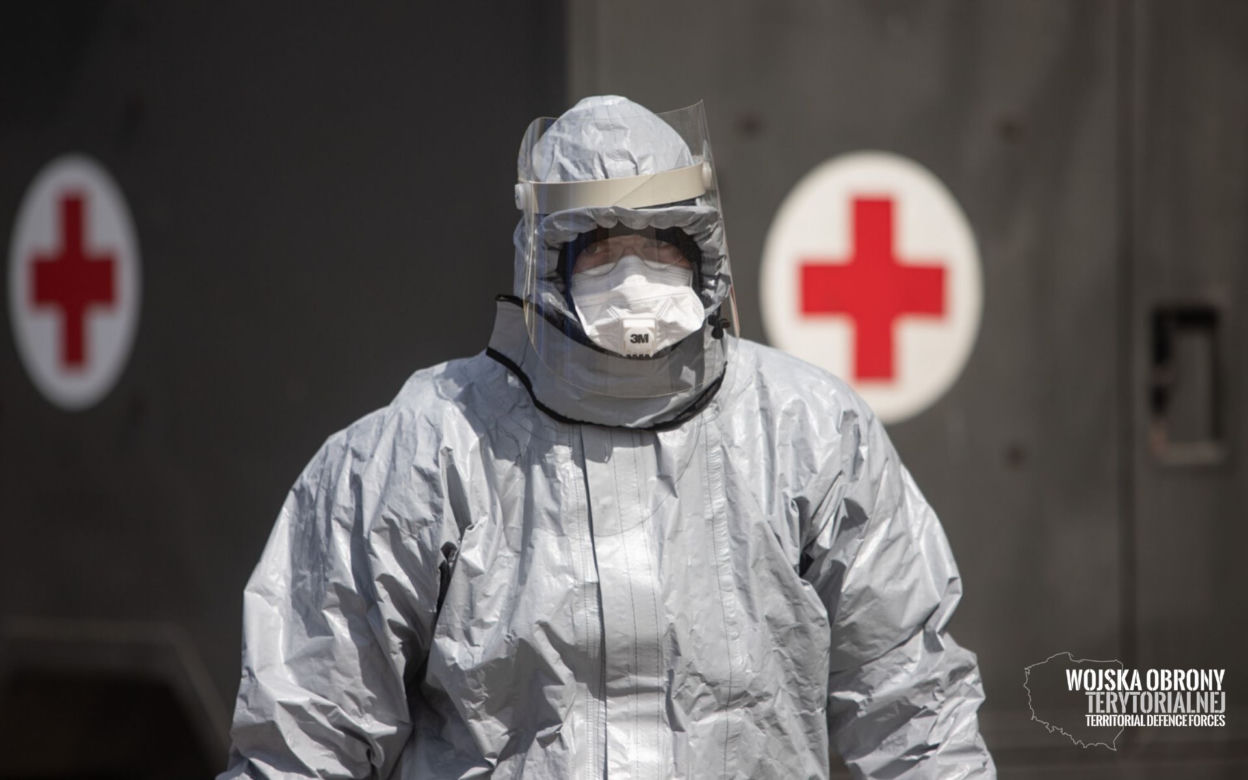 Żołnierze - chemicy wchodzą do DPSu w Kleszczowie. Rozpoczęła się dekontaminacja ośrodka! 