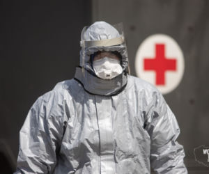 Żołnierze - chemicy wchodzą do DPSu w Kleszczowie. Rozpoczęła się dekontaminacja ośrodka! 