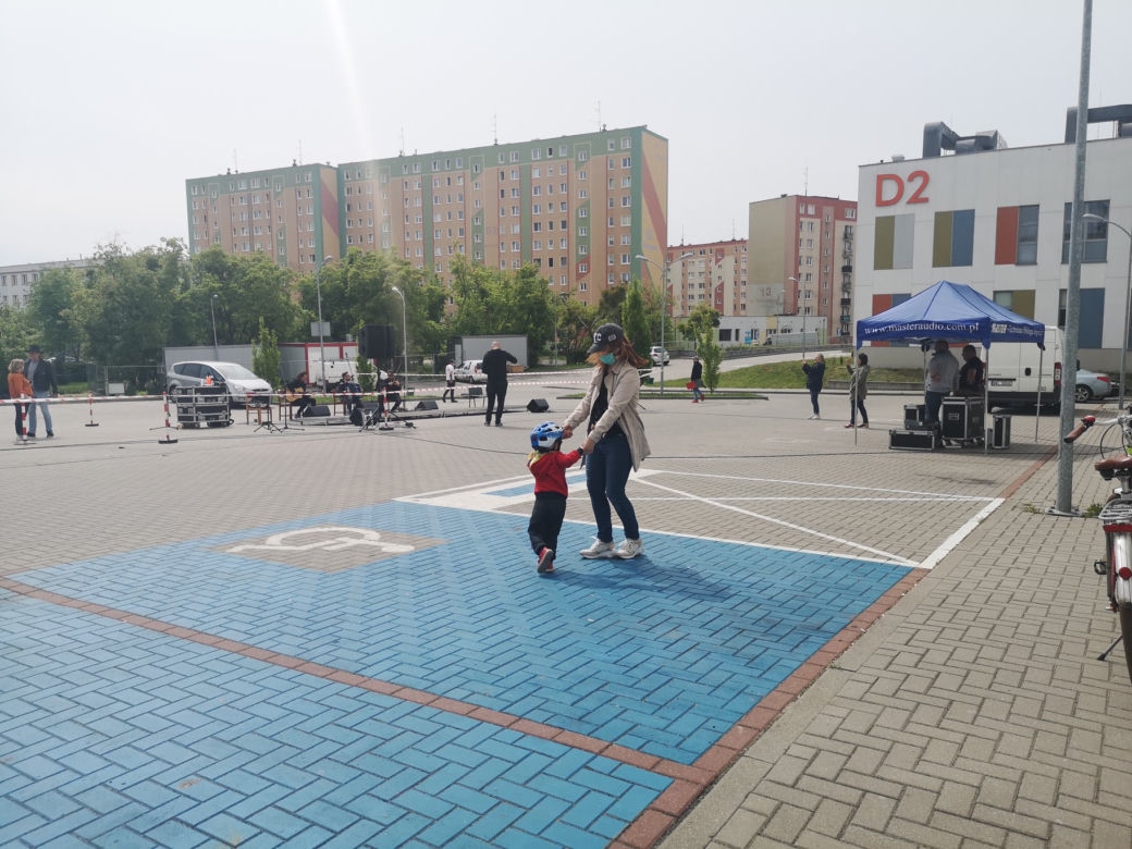 Koncert na parkingu Szpitala Dziecięcego w Olsztynie