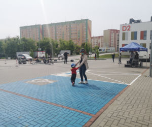 Koncert na parkingu Szpitala Dziecięcego w Olsztynie