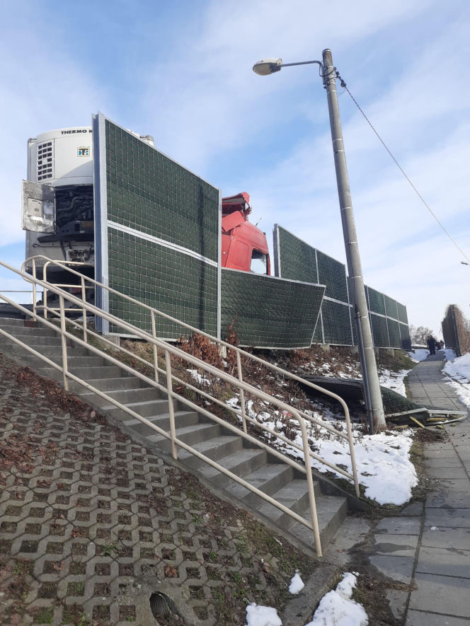 Zderzenie ciężarówki z osobówką na trasie Tarnów - Brzesko. Trzy osoby poszkodowane