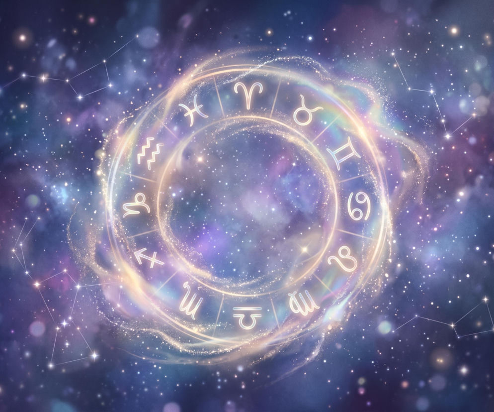 Świecący złoty krąg z symbolami zodiaku na tle rozgwieżdżonego nieba. O horoskopie na dziś przeczytasz w serwisie VOX FM.