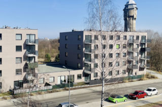 Za 4 pokoje chcą tyle, ile za kawalerkę w Warszawie, Szare osiedle zaprojektowali uznani architekci. Można je kopiować