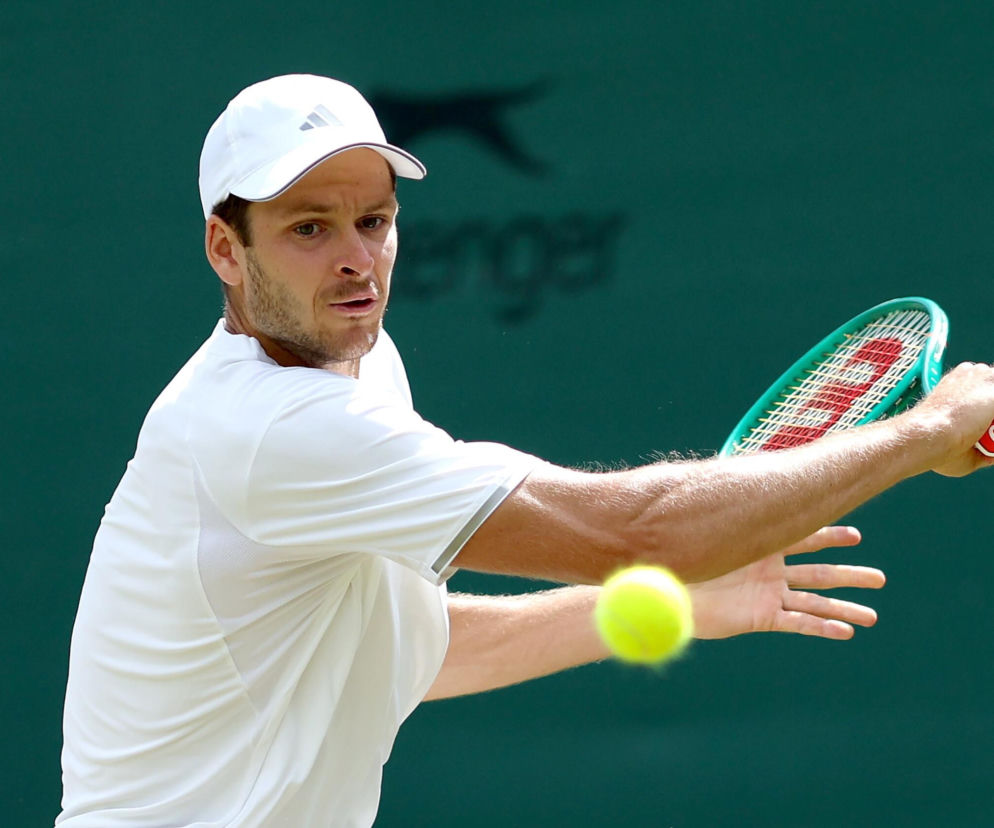 Tenisista Hubert Hurkacz podczas meczu uderza piłkę rakietą. O 4. rundzie Wimbledonu przeczytasz na SE Supersport.