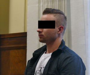 Wypchnął Olę z okna, bo nie chciała do niego wrócić. Drzewa uratowały jej życie