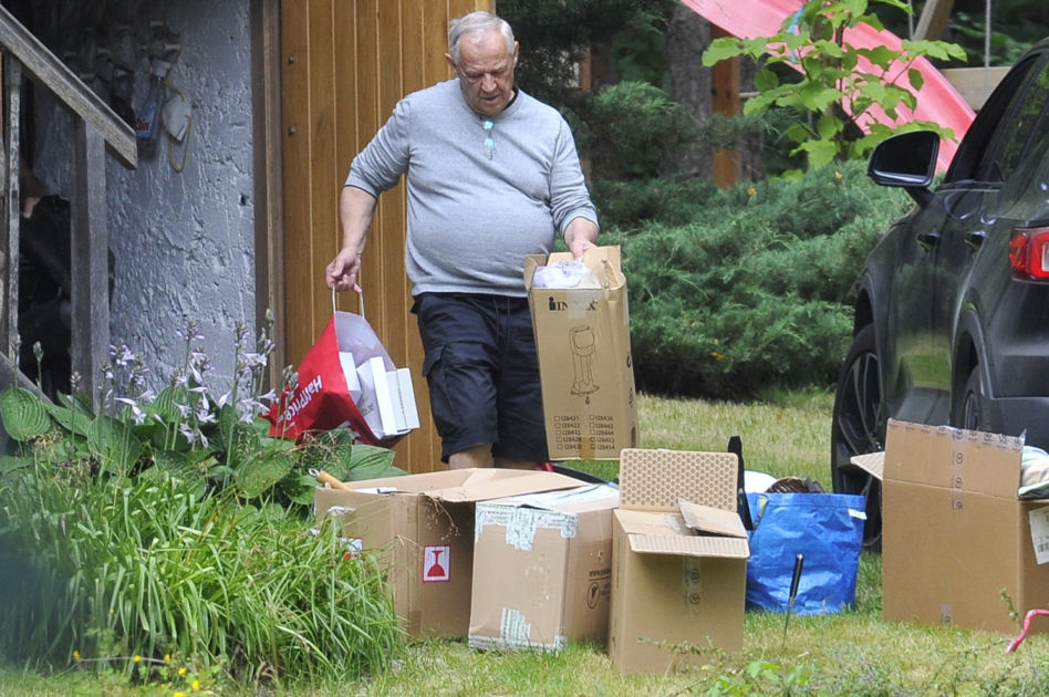 Marek Kondrat sprząta śmieci na działce na Mazurach