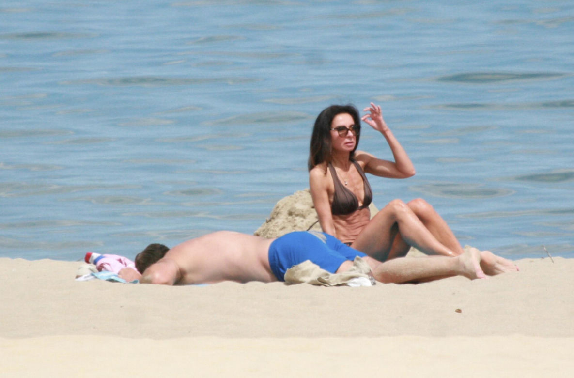 Marta Kaczyńska z mężem na plaży