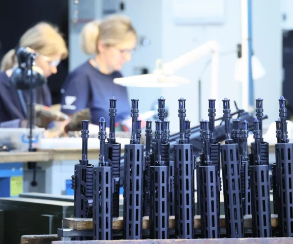 Zamówień brak. Czy Fabryka Broni w Radomiu zacznie zwalniać? „Solidarność” grozi wyjściem na ulicę