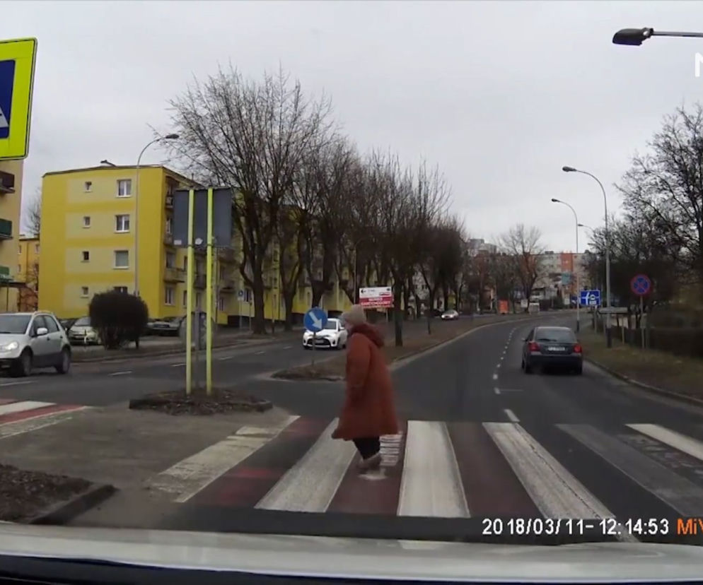 Zatrzymał się, by przepuścić staruszkę na pasach. Takiej reakcji się nie spodziewał!