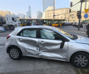 Dwa auta zderzyły się przy rondzie ONZ, jeden dachował