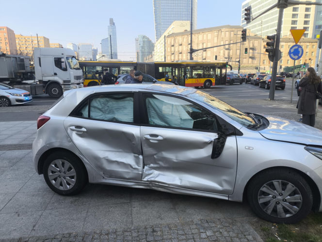 Dwa auta zderzyły się przy rondzie ONZ, jeden dachował