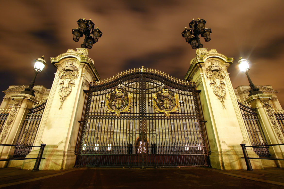 Pałac Buckingham podpalony! Płomienie w rezydencji rodziny królewskiej