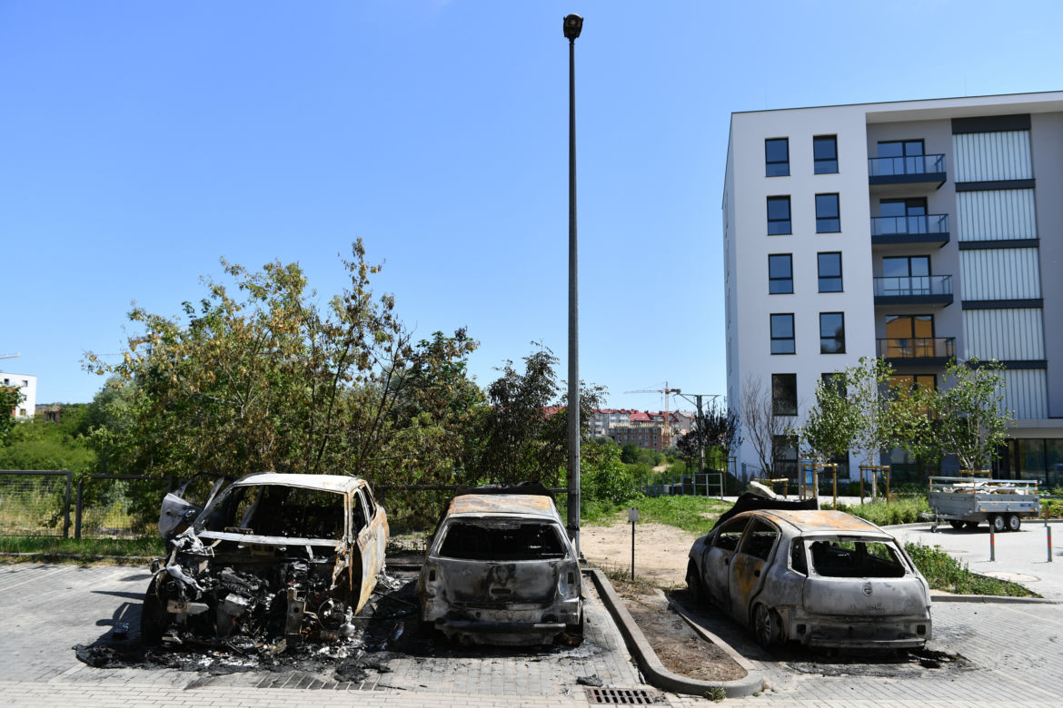  Pożar na parkingu w Gdańsku. Doszczętnie spłonęły trzy auta