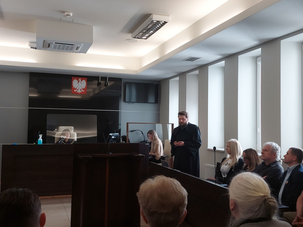 Były okrzyki i wuwuzele, takie nasze prawo. Sąd umorzył postępowanie 