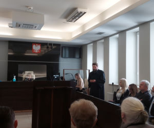 Były okrzyki i wuwuzele, takie nasze prawo. Sąd umorzył postępowanie 