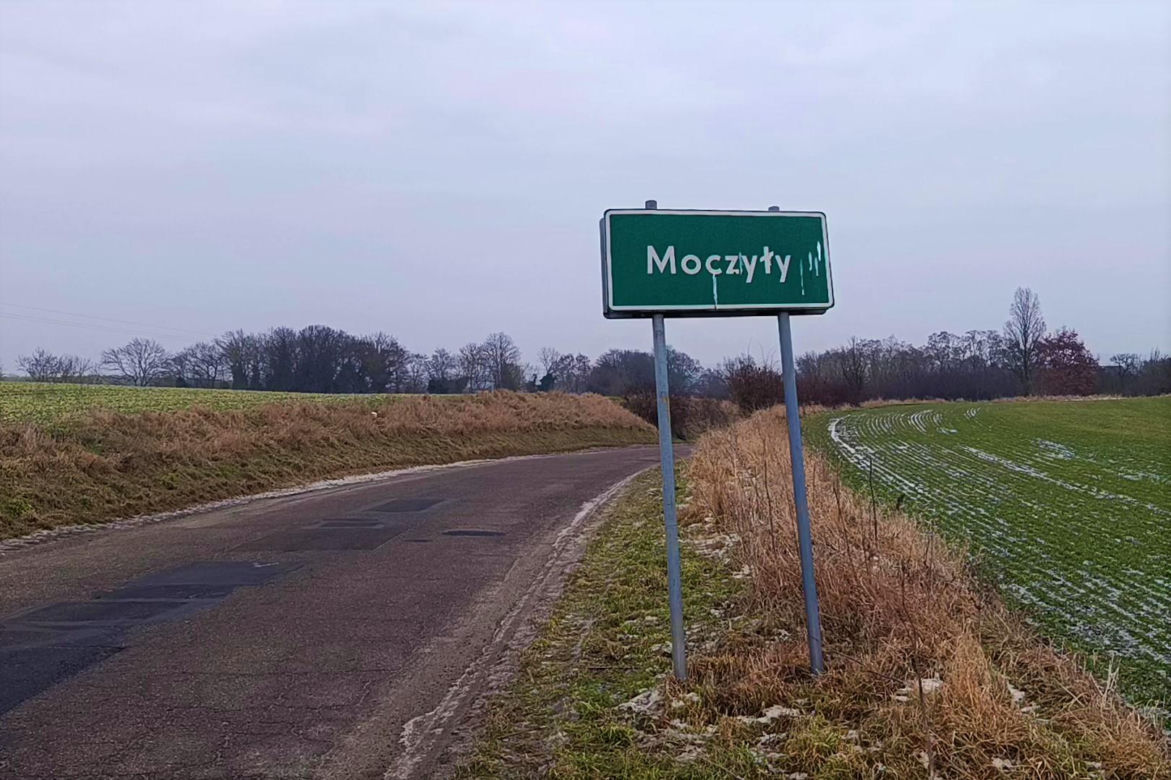 Romantyczny przystanek autobusowy w Moczyłach