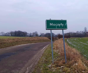 Romantyczny przystanek autobusowy w Moczyłach