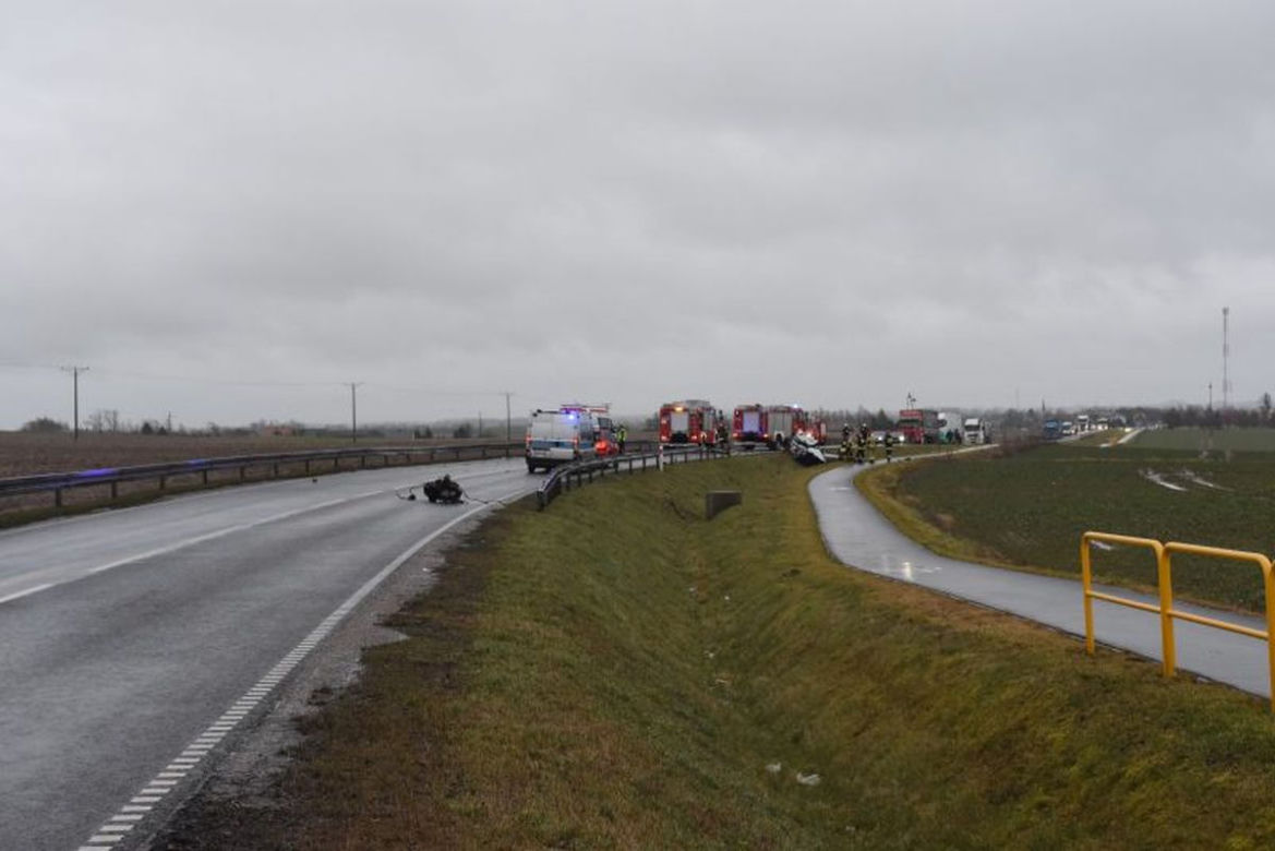 Audi A3 rozpadło się po uderzeniu w ciężarówkę. Zginął 18-latek