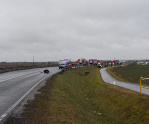 Audi A3 rozpadło się po uderzeniu w ciężarówkę. Zginął 18-latek