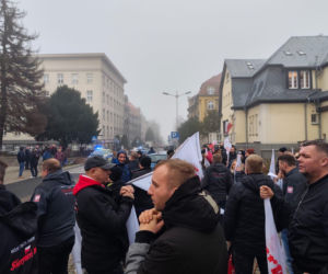 https://slaskie.eska.pl/gornicy-z-jsw-znow-protestowali-pod-ministerstwem-energii-w-katowicach-to-nie-tylko-o-barborke-chodzi-aa-fhae-P6Gi-drbJ.html