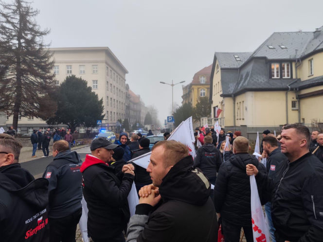 https://slaskie.eska.pl/gornicy-z-jsw-znow-protestowali-pod-ministerstwem-energii-w-katowicach-to-nie-tylko-o-barborke-chodzi-aa-fhae-P6Gi-drbJ.html